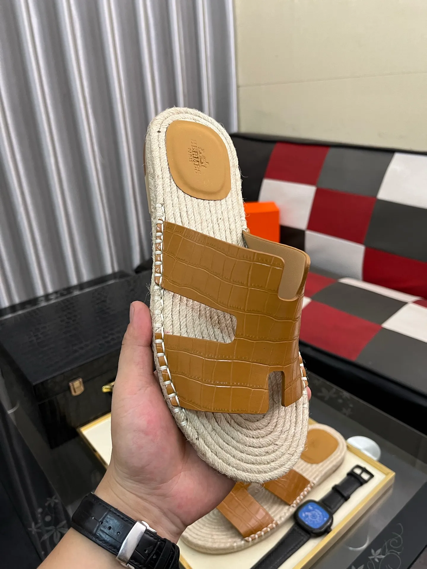 Men's shoes 💰340⌚️⌚️《HERMES》Hermes 💁♂️Men's casual slippers, compare the quality at the counter🧚🏿♂️ The upper layer has a stone pattern with clear texture, showing high-end, high-end, comfortable to wear and versatile. Purely hand-pulled, raw rubber breathable outsole, breathable and comfortable lambskin lining, 100% comfortable density, original rubber outsole wear-resistant code number 38-44. Can be customized 45-46-47